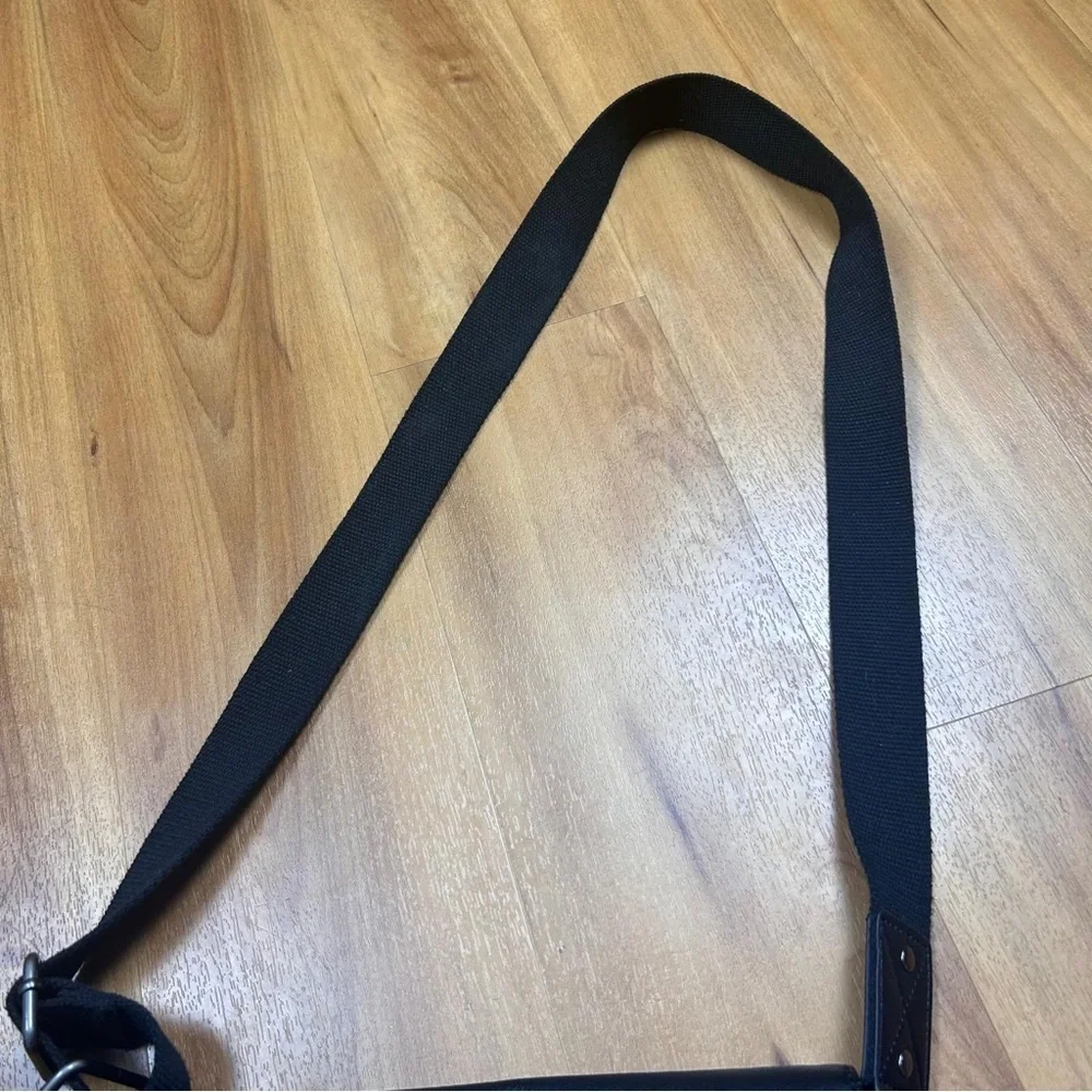 Kenneth Cole Reaction Black Messenger Bag‎ with Adjustable Strap